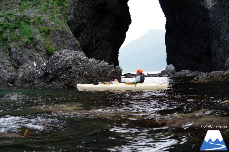 北海道の夏。小樽塩谷海岸からシーカヤックで『青の洞窟』大冒険!!